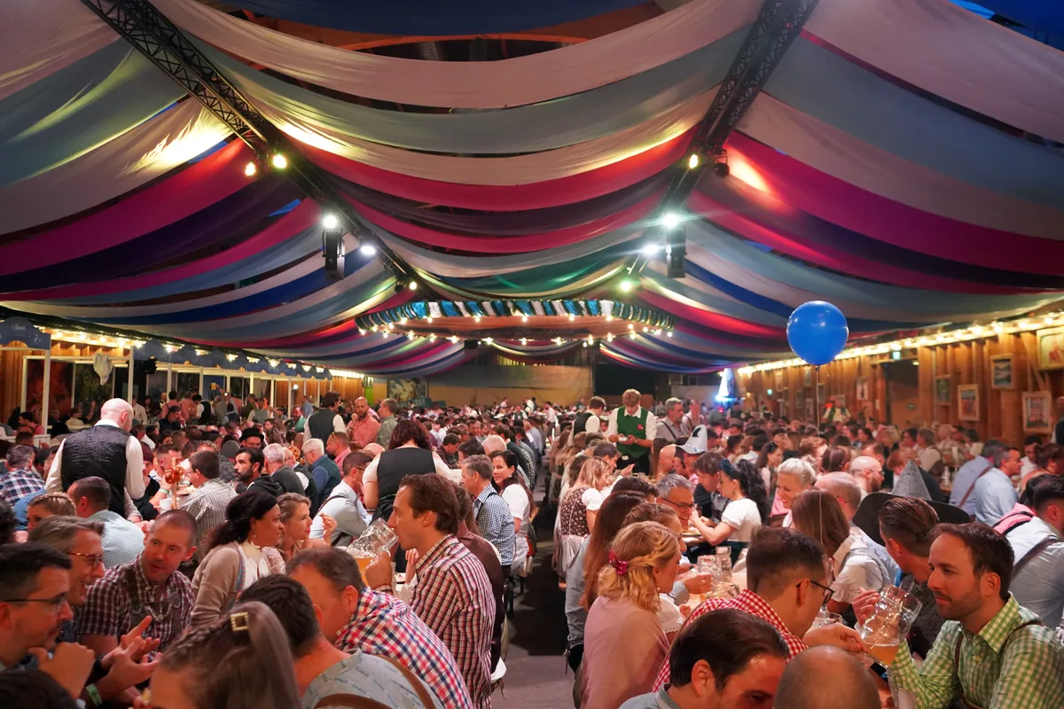 Oktoberfest-Stimmung pur im Festzelt in Uster: Blasmusik, Bier und Dirndl so weit das Auge reicht. Man sieht Impressionen des Oktoberfestes 2025 in Uster